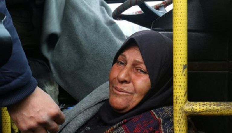 سيدة من حلب يتم إجلاؤها