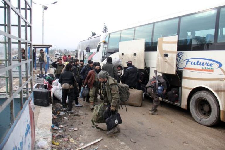 المقاتلون يخرجون لخارج حلب