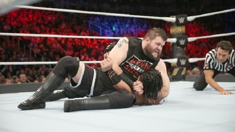 كيفين أوينز يتوج باللقب