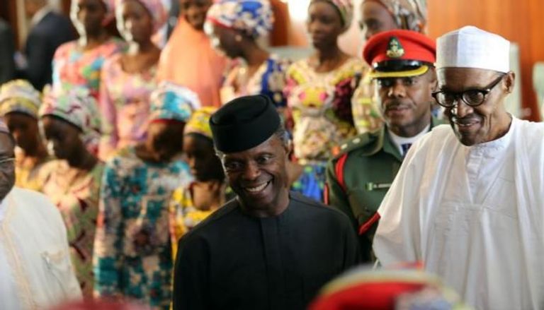 رئيس نيجيريا محمد بخاري يستقبل 21 فتاة مفرج عنهن من بوكو حرام 