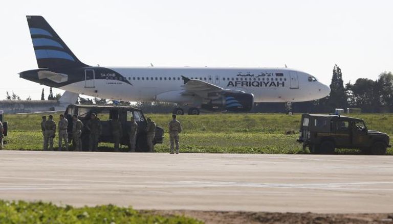 الطائرة الليبية بعد هبوطها في مالطا