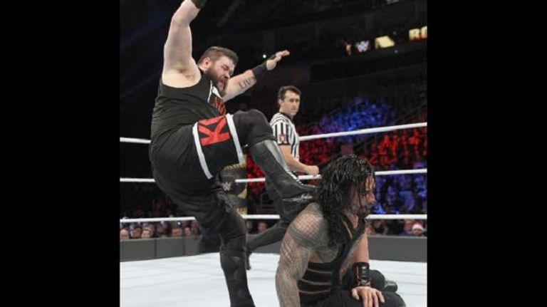 من نزال رولينز وجيريكو