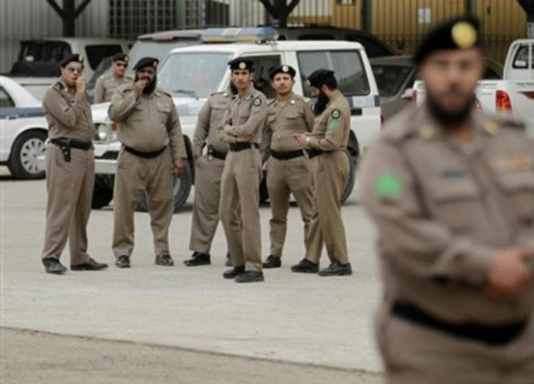 المسيحيون في مصر يتظاهرون ضد الإرهاب بعد هجوم الكنيسة (رويترز)