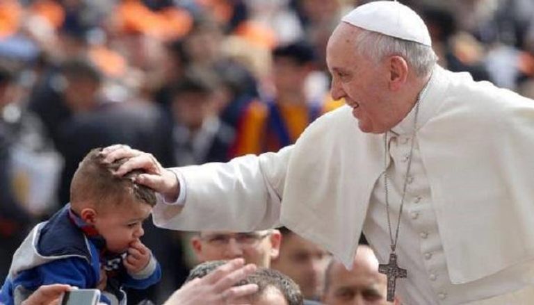 البابا فرنسيس يمسح على رأس أحد الأطفال