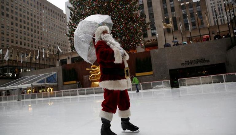 رجل يرتدي زي بابا نويل 