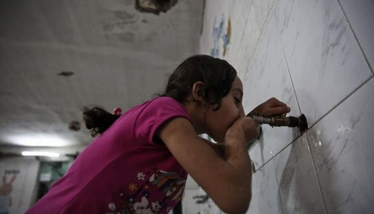 طفلة سورية تروي ظمأها من المياة