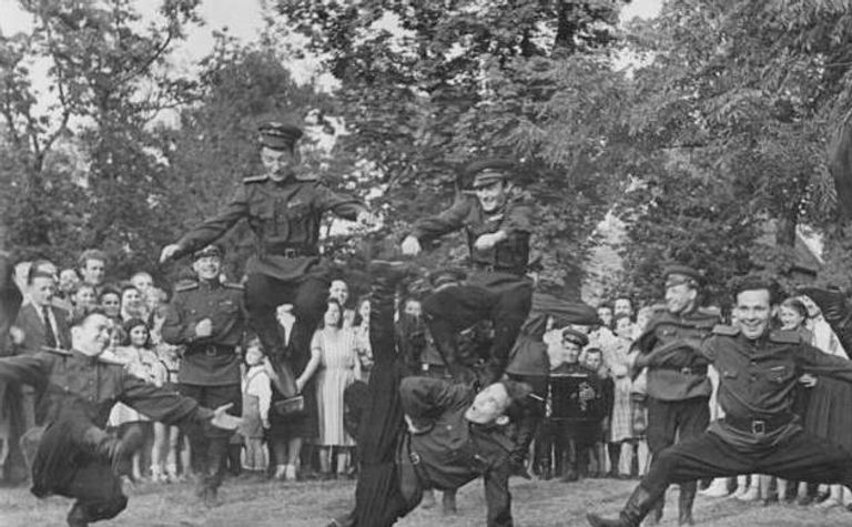 جانب من عروض الفرقة الروسية