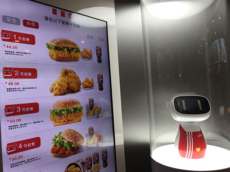 المطعم مزود بماكينات تساعد على طلب الطعام