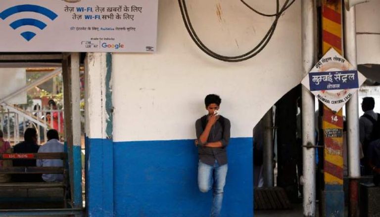 هندي يستخدم الإنترنت في محطة قطار