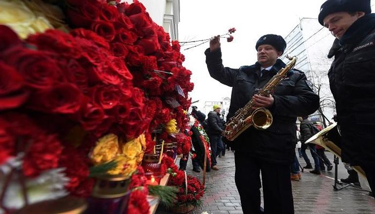 زهور أمام مبنى جوقة الجيش الأحمر