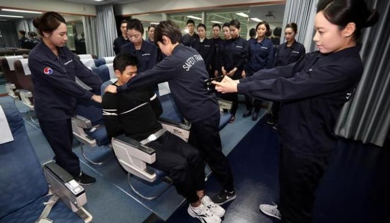 طاقم بشركة الخطوط الجوية الكورية يحضرون تدريبا في سول 