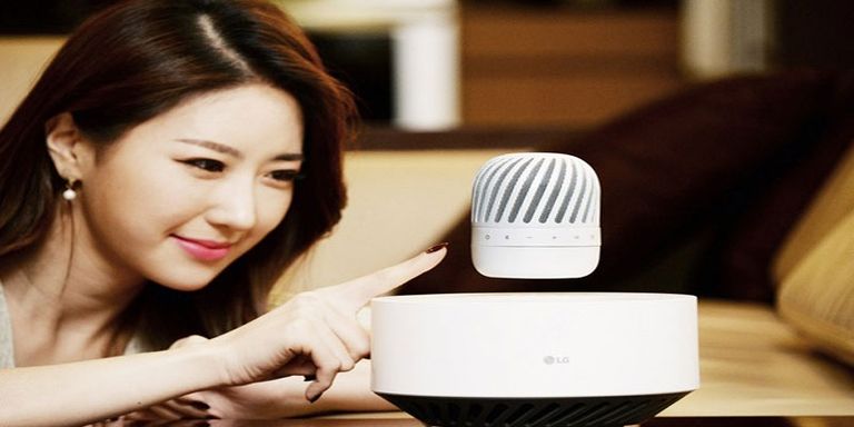 تتميز السماعة بتصميمها الجذاب