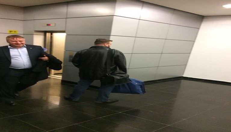 أعضاء من الوفد الروسي لدى وصولهم المطار
