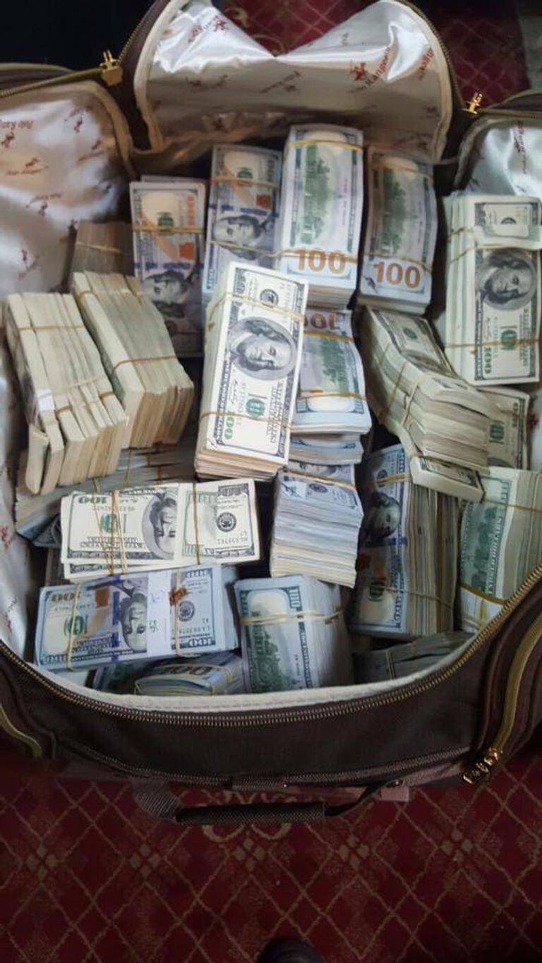 رشوة بالدولار واليورو والريال والجنيه