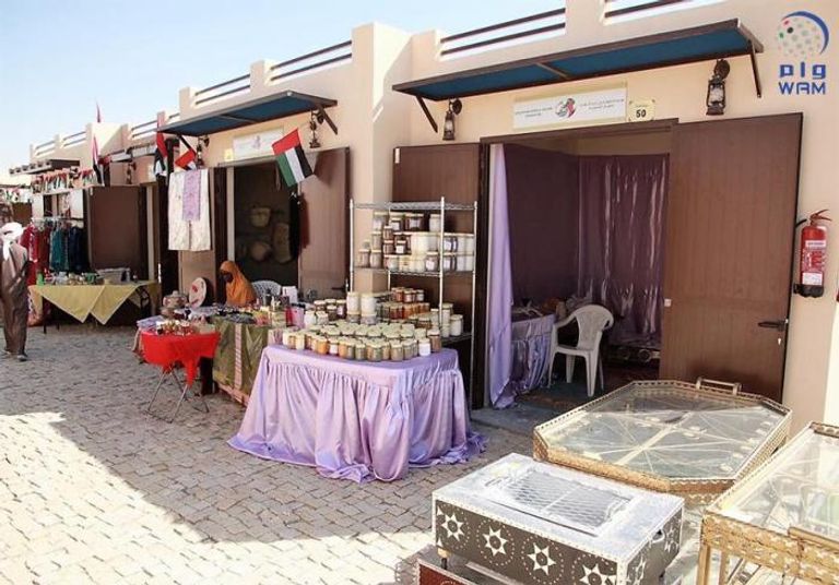 مؤسسة خليفة الإنسانية تدعم أسر إماراتية بمهرجان الظفرة