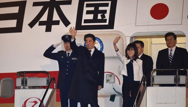 رئيس وزراء اليابان في مطار هانيدا بطوكيو قبل المغادرة لهاواي 