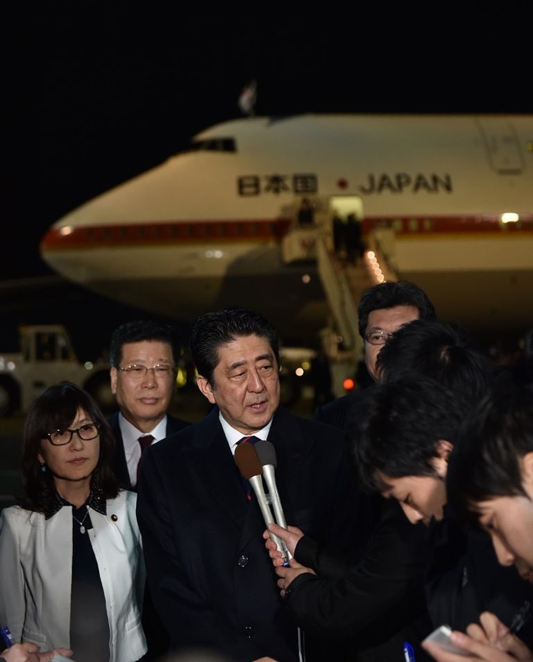 رئيس وزراء اليابان في مطار هانيدا بطوكيو قبل المغادرة لهاواي 