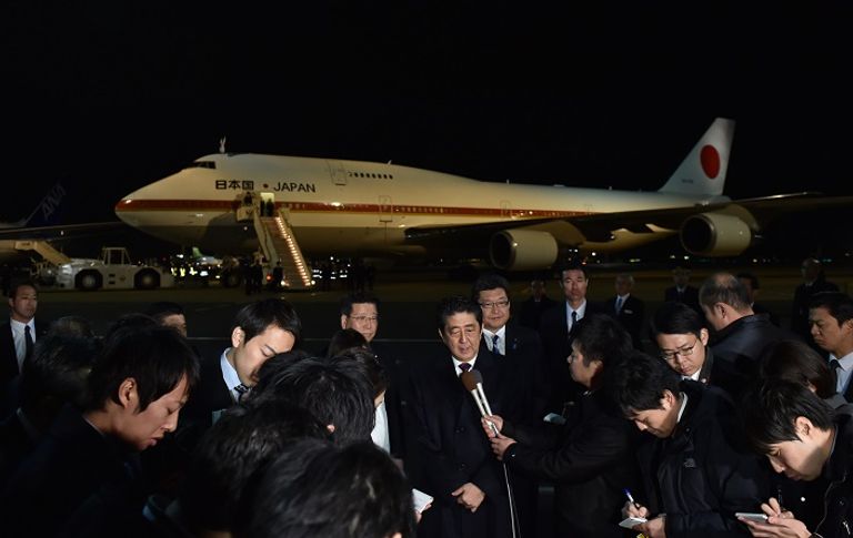 رئيس وزراء اليابان في مطار هانيدا بطوكيو قبل المغادرة لهاواي 