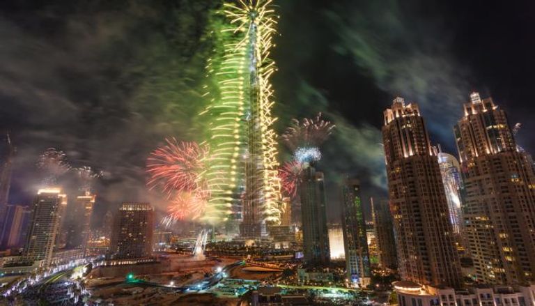 الألعاب النارية تضيء سماء دبي كل عام