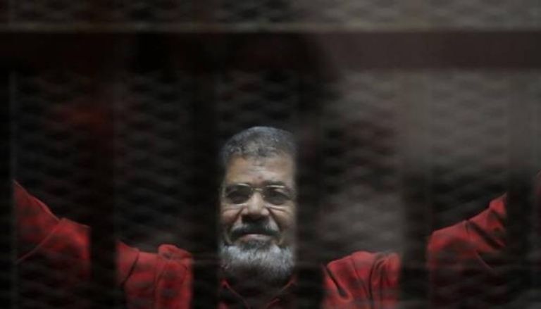 الرئيس المعزول محمد مرسي في قفص الاتهام 