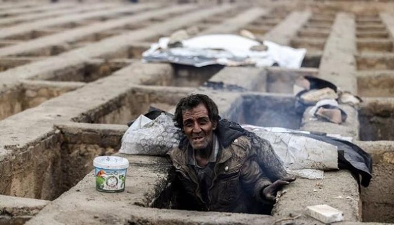 الفقر يدفع إيرانيين لسكن القبور