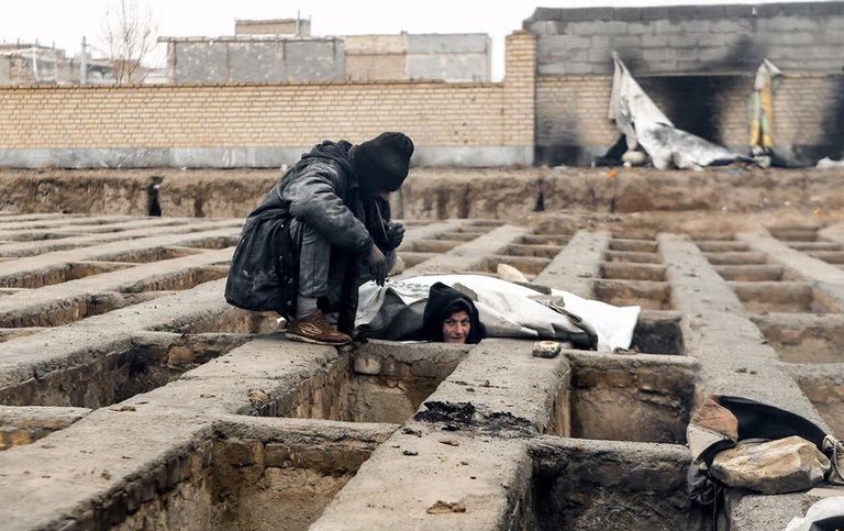 الفقر يدفع إيرانيين لسكن القبور