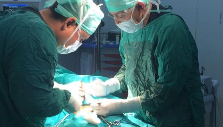 الساير يجري الجراحة للطفل السوري