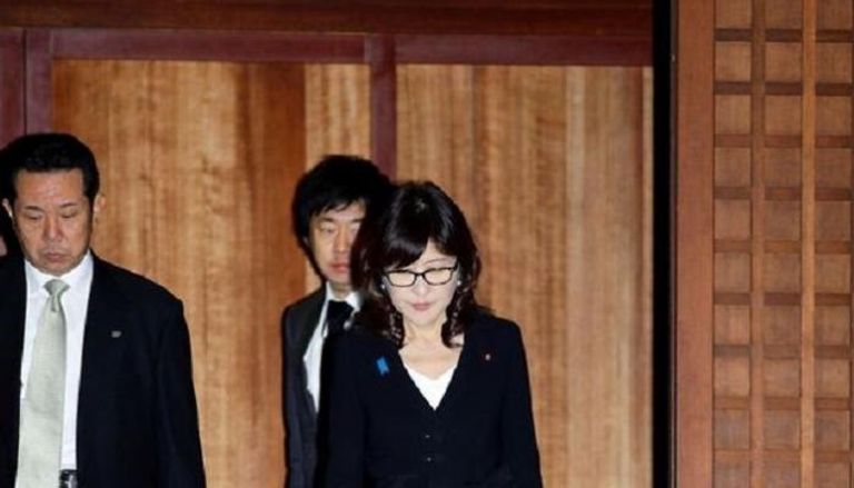 وزيرة الدفاع اليابانية تومومي إينادا خلال زيارة الضريح