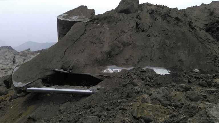 العشرات ما زالوا محاصرين داخل المنجم