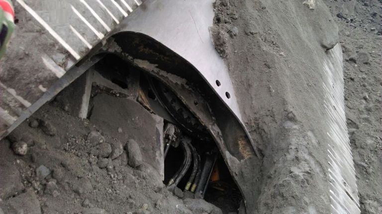 العشرات ما زالوا محاصرين داخل المنجم