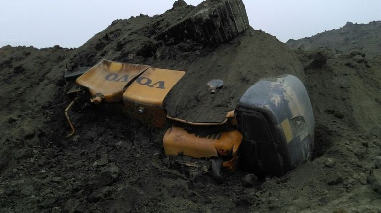 العشرات ما زالوا محاصرين داخل المنجم