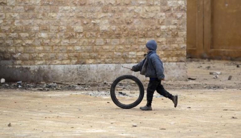 صبي يلعب داخل مدرسة شمال حلب
