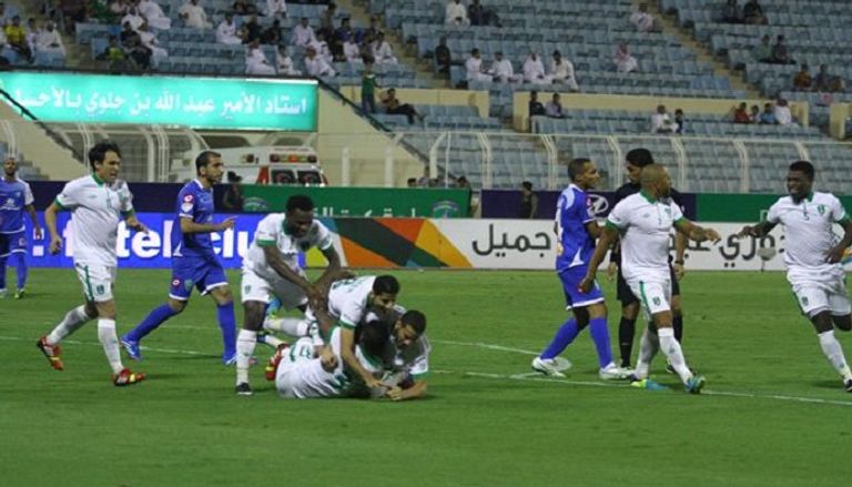 لقطة من مواجهة سابقة بين الهلال والتعاون