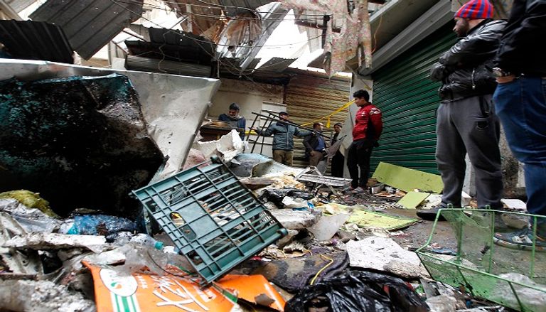 قوات الأمن العراقية تتفقد موقع انفجار قنبلة في سوق في وسط بغداد