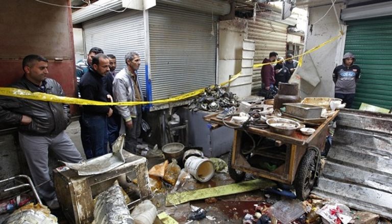 قوات الأمن العراقية تتفقد موقع انفجار قنبلة في سوق في وسط بغداد