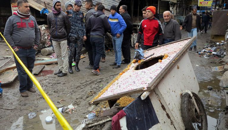 قوات الأمن العراقية تتفقد موقع انفجار قنبلة في سوق في وسط بغداد