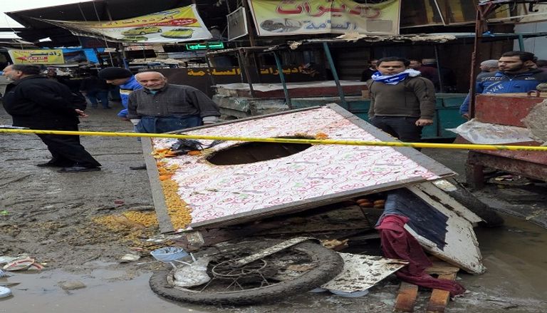 قوات الأمن العراقية تتفقد موقع انفجار قنبلة في سوق في وسط بغداد