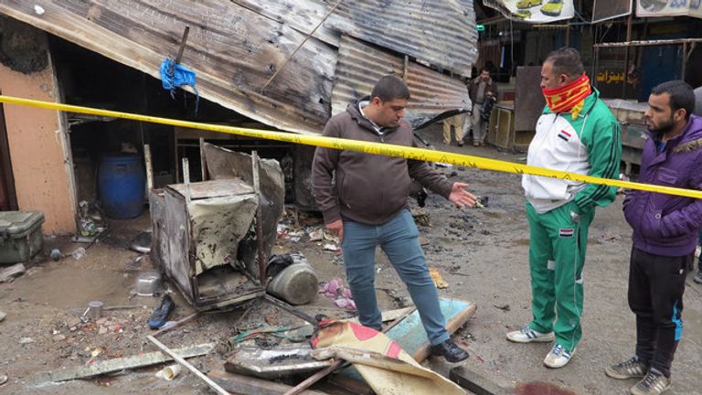 قوات الأمن العراقية تتفقد موقع انفجار قنبلة في سوق في وسط بغداد