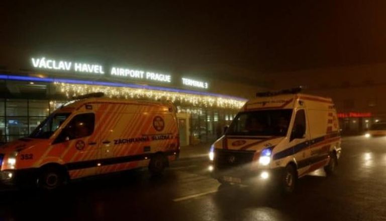 سيارات إسعاف تصل مطار براغ بعد هبوط الطائرة البولندية