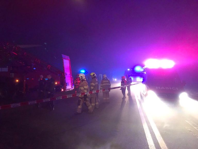 رجال الدفاع المدني في مهبط طائرات مطار براغ سيارات إسعاف تصل مطار براغ بعد هبوط الطائرة البولندية