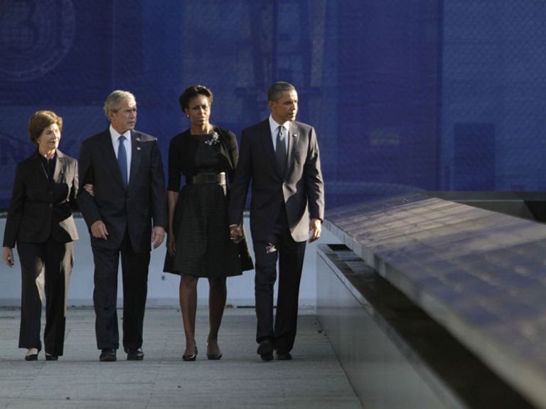 باراك أوباما وجورج بوش الإبن وزوجتيهما في زيارة للنصب التذكاري برج التجارة العالمي الجديد بنفس موقع البرج المدمر