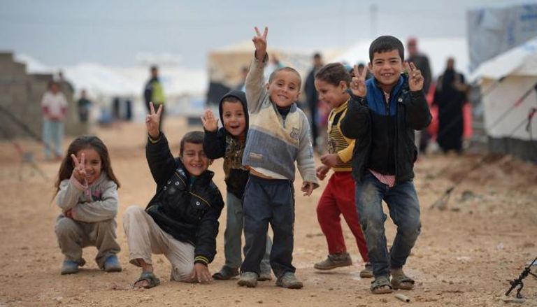 أطفال لاجئون