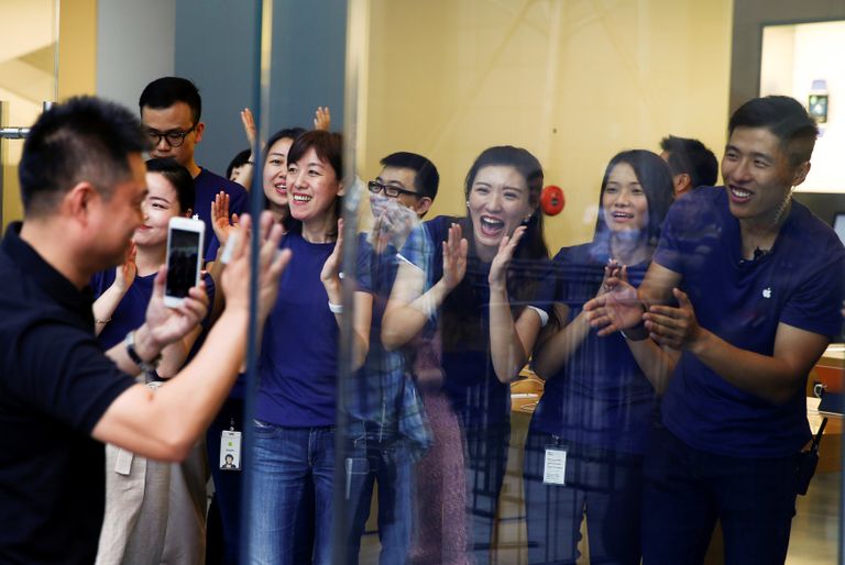 آيفون7 في متاجر آسيا - رويترز