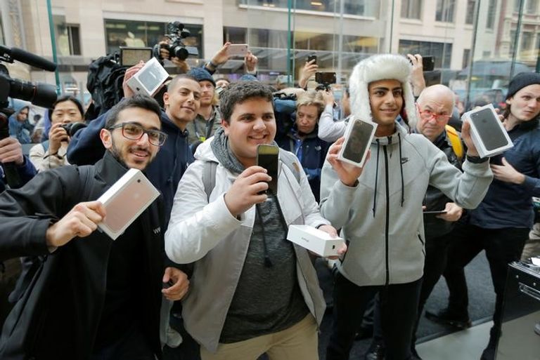 آيفون7 في متاجر آسيا - رويترز