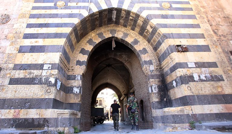 جنود الحكومة السورية يدخلون من خلال مدخل سوق خان الوزير في الجانب الذي تسيطر عليه الحكومة من مركز مدينة حلب التاريخي القلعة المدرجة في قائمة اليونسكو  في الجانب الذي تسيطر عليه الحكومة في حلب الشمالية