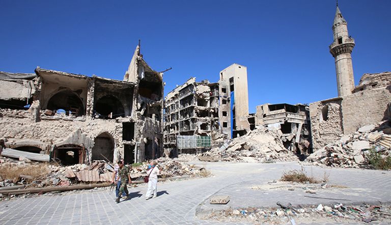 ندي في الحكومة السورية و مجهولين سيرا على الأقدام في سوق خان الوزير القلعة المدرجة في قائمة اليونسكو  في الجانب الذي تسيطر عليه الحكومة في حلب الشمالية