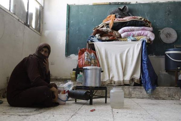 طفلة سورية بانتظار المساعدات