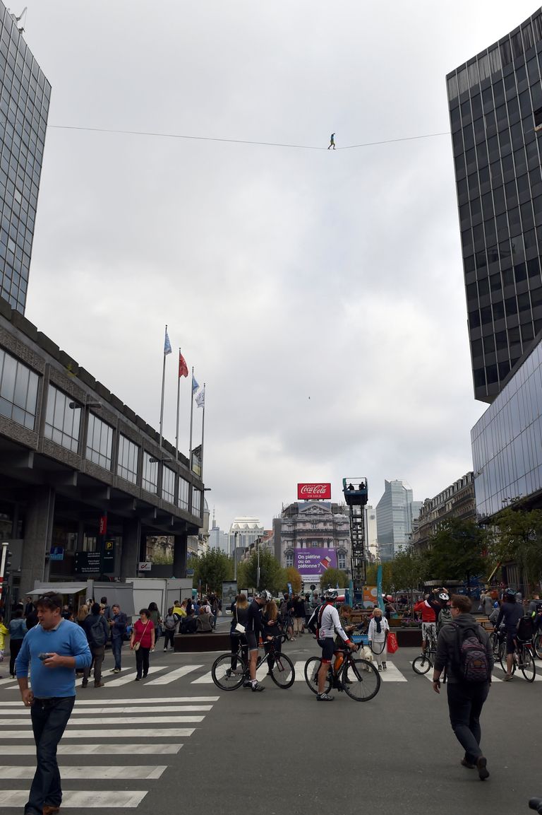 رجل يسير على ارتفاع أكثر من 150 مترا في بروكسل