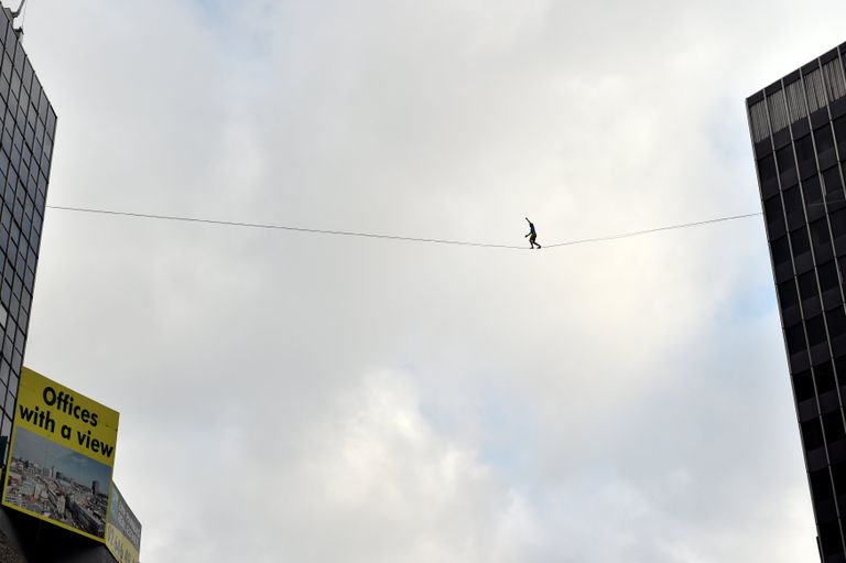 رجل يسير على ارتفاع أكثر من 150 مترا في بروكسل
