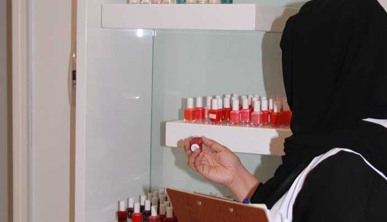 التاكد من مطابقة المستحضرات مع المعايير المعمول بها في أبوظبي مفتشات البلدية يتابعن مراقبة مراكز التجميل بشكل منهجي